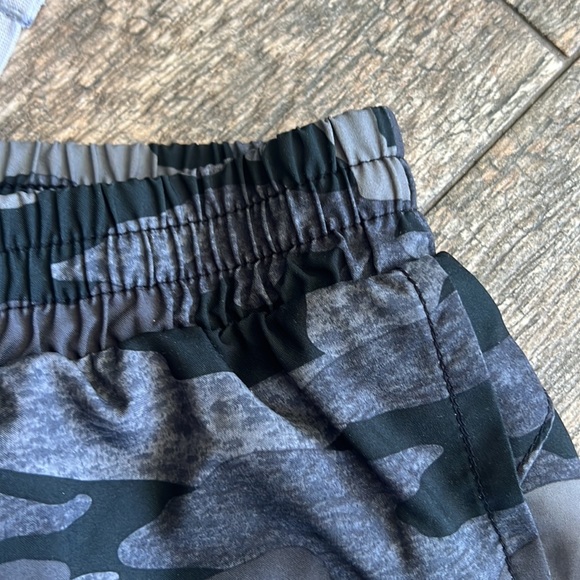 Old navy active  camouflage shorts - Picture 4 of 9